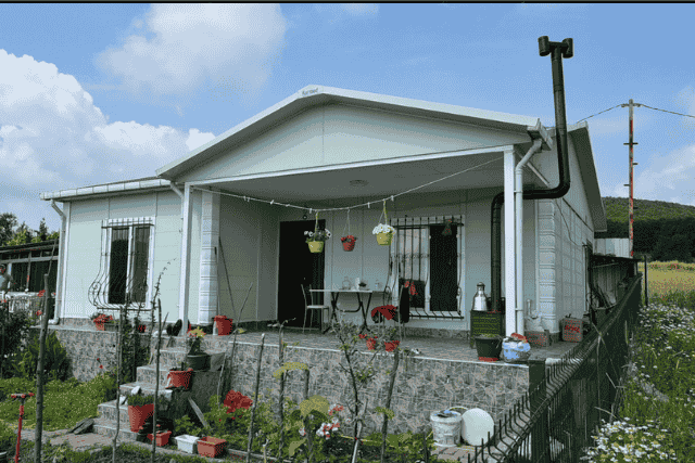 Prefabrik ev ve çelik ev farkı nedir? Taşıyıcı sistem, dayanıklılık ve maliyet karşılaştırması.