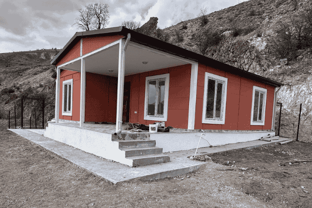 Prefabrik evlerin ömrü ne kadar? Dayanıklılık, kullanım süresi bakımından prefabrik evlerin avantajları ve ömrü uzatma yolları rehberi.